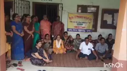 जमुई: SPS महिला कॉलेज में हाईकोर्ट के फैसले को लागू करने को लेकर कर्मियों ने धरना दिया, काला बिल्ला लगाकर किया विरोध