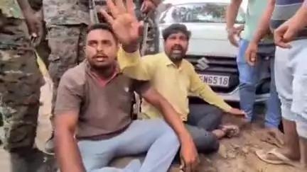 చిలుకూరు: జానకి నగర్ తండాలో ఎమ్మార్వో కారును అడ్డు తగిలిన గ్రామస్తులు,  పోలీసుల మోహరింపు