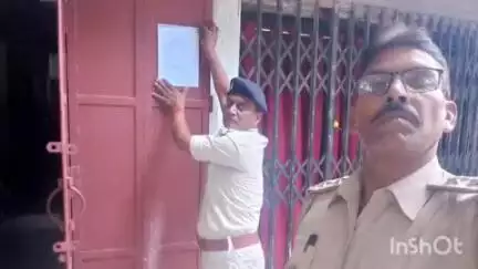 बरौली: बरौली थाना पुलिस ने आर्म्स एक्ट में फरार आरोपी के घर पर चिपकाया इश्तहार, थाना प्रभारी ने दी जानकारी