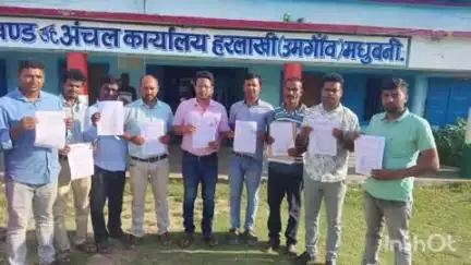 हरलाखी: हरलाखी प्रखंड कार्यालय में अधिकारी व कर्मियों ने गणना प्रपत्र भरकर मतदाताओं को दिया संदेश
