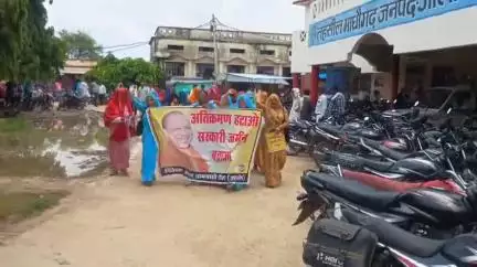 माधौगढ़: टीहर गांव की महिलाओं ने तहसील में किया विरोध प्रदर्शन, एसडीएम को दिया ज्ञापन
