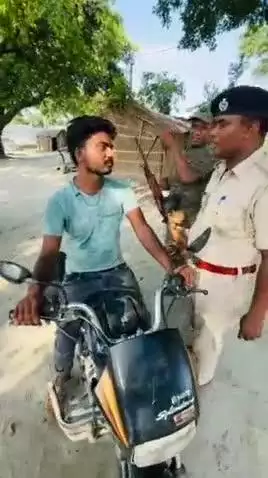कटेया: उत्पाद विभाग की टीम ने भागीपट्टी से बाइक सवार शराब तस्कर को 38 पीस देशी शराब के साथ किया गिरफ्तार