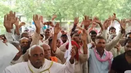 टेहरोली: कुम्हरिया से आए सैकड़ों ग्रामीणों ने खराब रास्ता एवं बिजली की समस्या को लेकर सौंपा ज्ञापन #jansamasya
