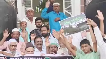 ರಾಯಚೂರು: ವಕ್ಫ್  ತಿದ್ದುಪಡಿ ಕಾಯ್ದೆ ವಿರೋಧಿಸಿ ಪಟ್ಟಣದ ವಿವಿಧ ಮಜಿದ್ ಗಳ ಮುಂದೆ ಮುಸ್ಲಿಂ ಮುಖಂಡರ ಪ್ರತಿಭಟನೆ