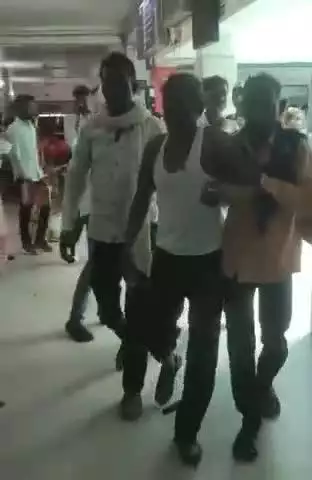 टीकमगढ़: जिला अस्पताल में व्यवस्थाएं फेल, परिजन स्ट्रेचर पर डिब्बे रखकर मरीज को हाथ से ले जाने को मजबूर