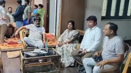 दुलमी: मंत्री योगेंद्र प्रसाद के भाई के निधन पर सांसद व विधायक ने मुरुबंदा आवास पर शोक व्यक्त किया