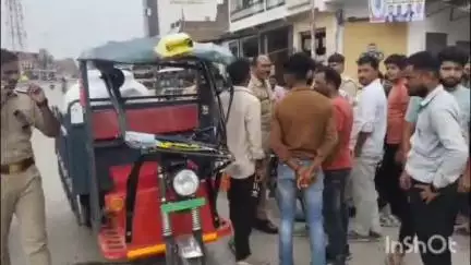 छिबरामऊ: फर्रुखाबाद चौराहा के पास तेज रफ्तार DCM ने ई-रिक्शा में मारी टक्कर, छात्रग्रास चालक बाल-बाल बचा, पुलिस जुटी