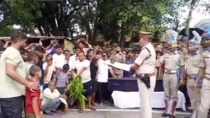 फिरोज़ाबाद: सीआरपीएफ कमांडो अनिल कुमार को फ़िरोज़ाबाद में दी गई अंतिम सलामी, सैन्य सम्मान के साथ हुआ अंतिम संस्कार