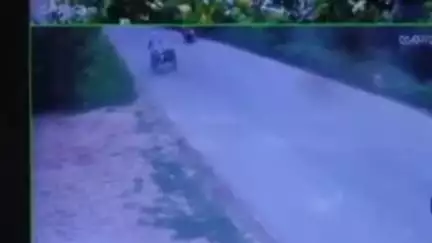 खजनी: माल्हनपार-गोपालपुर मार्ग पर चीनी मिल के पास अर्टिगा कार और बाइक की टक्कर, ठोकर लगते ही बाइक सवार 10 फीट ऊपर उछलकर गिरे