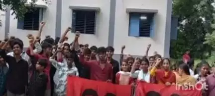 కొత్తగూడెం: పాల్వంచ ప్రభుత్వ జూనియర్ కళాశాల ఆవరణలో PDSU ఆధ్వర్యంలో విద్యార్థులతో కలిసి నిరసన కార్యక్రమం నిర్వహణ