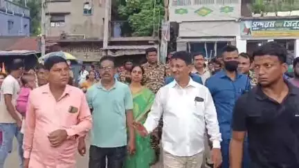নানুর: অশান্তি রুখতে নানুরের রাস্তায় জেলা পরিষদের সভাধিপতি কাজল সেখ রথযাত্রা ও মহরমের শোভাযাত্রায় অংশ নিলেন