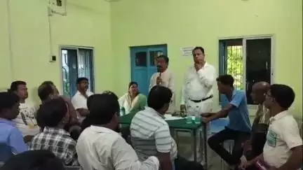 আউশগ্রাম ২: দ্বন্দ্ব ভুলে প্রাক্তন ও বর্তমান আউশগ্রাম-২ ব্লক তৃণমূলের সভাপতি ফের একমঞ্চে, জোর রাজনৈতিক চর্চা এলাকায়