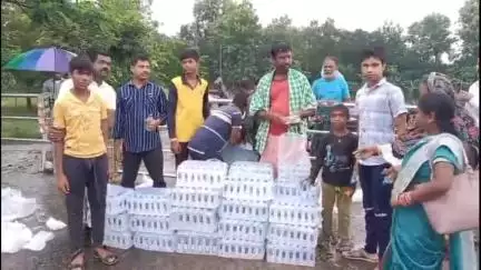 ନୟାଗଡ: ନୂଆଗାଁ ରେଳ ଷ୍ଟେସନ ପରିସରରେ ଶୁଖିଲା ଖାଦ୍ୟସହିତ ପାଣି ବୋତଲ ବଣ୍ଟନ କାର୍ଯ୍ୟକ୍ରମ ଅନୁଷ୍ଠିତ