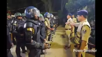 कटिहार: मुहर्रम को शांतिपूर्ण ढंग से सम्पन्न कराने के लिए शहर में पुलिस ने निकाला फ्लैग मार्च
