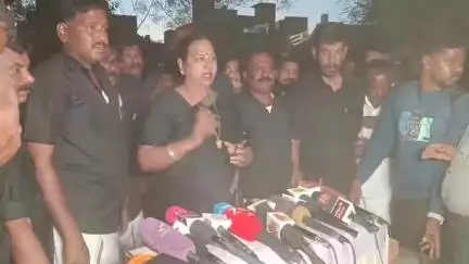 திருப்புவனம்: தமிழ்நாட்டில் இதுபோன்ற கொடுமை இனி வேறு எங்கும்
நடக்க கூடாது.
மடப்புரத்தில் தேமுதிக பொதுச்செயலாளர் பேட்டி.