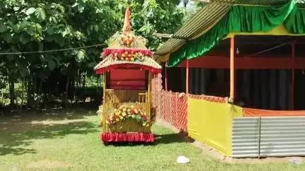 মোহনপুর: রথযাত্রাকে কেন্দ্র করে বিদ্যুৎপৃষ্ট হয়ে দুর্ঘটনা এড়াতে কাতলামারায় বাঁশের তৈরি রথ দেখালো বিকল্প পথ