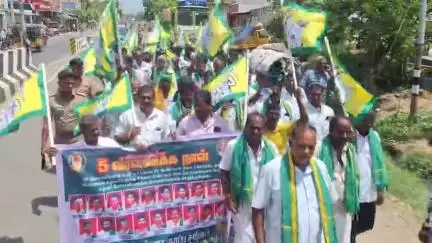 உளுந்தூர்பேட்டை: மாவட்ட ஆட்சியர் அலுவலகத்தில் தொடங்கி நடைபெற்ற தமிழக விவசாயிகள் பாதுகாப்பு சங்கத்தின் வீரவணக்க பேரணி