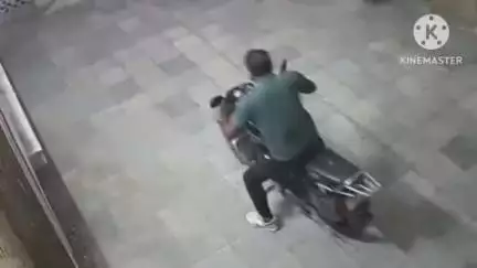 नावां: नावाँ रेलवे स्टेशन से मोटरसाइकिल की चोरी, वारदात सीसीटीवी कैमरे में कैद हुई