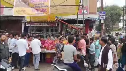 जगदलपुर: उत्कल समाज ने सिरहासार चौक में बस्तर गोंचा महापर्व में भक्तों को महाप्रभु का खाजा प्रसाद किया वितरण