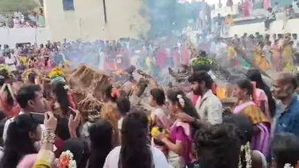 ಪಾವಗಡ: ಪಟ್ಟಣದಲ್ಲಿ ಮೊಹರಂ ಸಂಭ್ರಮ, ಬಾಬಯ್ಯನಗುಡಿಯ ಅಗ್ನಿಕುಂಡದ ಸುತ್ತ ತಮಟೆ ಸದ್ದಿಗೆ ಭಕ್ತರ ಹೆಜ್ಜೆ