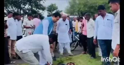 औसा: हरेगाव-जवळगा रस्त्यावर दोन दुचाकींचा भीषण अपघात आमदार अमित देशमुखांनी गाड्यांचा ताफा थांबवत जखमींना रुग्णालयात केले दाखल