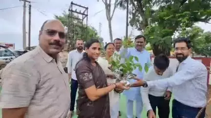गुण्डरदेही: गुण्डरदेही जेएलएम स्कूल के बच्चों ने किया पौधारोपण, एसडीएम व नगर पंचायत अध्यक्ष भी रहे मौजूद