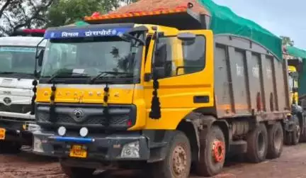 महासमुंद: ग्राम मोहकम में अवैध रेत परिवहन पर कड़ी कार्रवाई, 5 हाइवा वाहन किए गए ज़ब्त