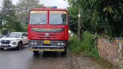 തൃശൂർ: പേരാമംഗലത്ത് കാറിന് പിന്നിൽ രണ്ടു ടൂറിസ്റ്റ് ബസുകൾ കൂട്ടിയിടിച്ചു, 13 പേർക്ക് പരിക്കേറ്റു