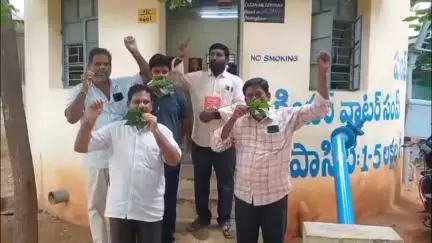3 నెలల నుంచి జీతాలు రాకపోవడంతో అవస్థలు పడుతున్నామని ఆకులు తింటూ నిరసన చేపట్టిన సత్యసాయి వాటర్ సప్లై ప్రాజెక్ట్ కార్మికులు