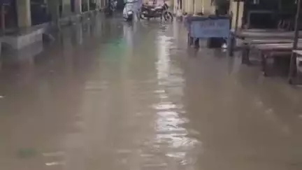 महोबा: झमाझम बारिश से मिली राहत, लेकिन नगर पालिका की लापरवाही से बढ़ी आफत, कचहरी परिसर जलमग्न