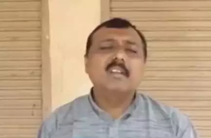 સાવરકુંડલા: શહેરમાં વોર્ડ નંબર ૬માં ધારાસભ્યની ઉપસ્થિતિમાં યોજાયેલ ખાટલા બેઠકને લઈને માહિતી આપતા કાર્યકર્તા