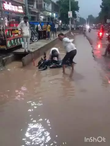 गढ़वा: नवादा मोड़ पर सड़क किनारे बने गड्ढे में गिरा बाइक सवार, कंपनी ने 10 दिनों से गड्ढा कर खुला छोड़ा