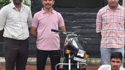 પલસાણા: વાપી ટાઉન પોલીસ મથકના બાઈક ચોરીના ગુનામાં રીઢા આરોપીને ચોરીની મોટર સાયકલ સાથે પકડી ગુન્હો ઉકેલતી કડોદરા પોલીસ