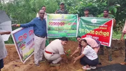 କବିସୂର୍ଯ୍ୟନଗର: ସମ୍ବାଦ ସାହିତ୍ୟ ଘର, ଜୀବନ ଦ୍ୟୁତୀ ଏଜୁକେଶନାଲ ଆଣ୍ଡ ଚାରିଟେବଲ ଟ୍ରଷ୍ଟ ସୁମଣ୍ଡଳ ବନ ବିଭାଗ ପକ୍ଷରୁ ଚାରା ରୋପଣ