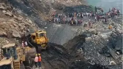 गोला: करमा कोलियरी के अवैध कोयला खदान में चाल धंसने से जोभिया निवासी व्यक्ति की मौत, परिजनों ने मुआवजे को लेकर प्रदर्शन किया