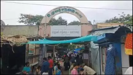 காட்பாடி: காட்பாடி உழவர் சந்தைக்கு விளைவித்த பொருட்களை பேருந்தில் கொண்டுவர முடியவில்லை விவசாயிகள் குற்றச்சாட்டு #localissue