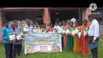 सोनाहातु: कृषि विभाग कार्यालय में गलऊ पंचायत के 40 किसानों के बीच मक्का बीज का वितरण किया गया