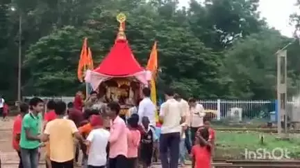 मनोहरपुर: महाप्रभु जगन्नाथ, बलराम और सुभद्रा रथ पर सवार होकर मौसीबाड़ी से अपने निवास स्थान मुनी आश्रम पहुंचे