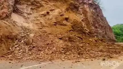 खमनोर: हल्दीघाटी रोड पर भूस्खलन से यातायात बाधित, राष्ट्रवादी शिवा प्रताप सेना ने संभाला मोर्चा, बड़ा हादसा टला