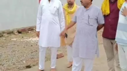 अमानगंज: विधायक राजेश वर्मा ने ग्राम पंचायत बलगहा में बाउंड्री वॉल का निरीक्षण किया