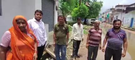 खरगापुर: देरी गांव में जल भराव के चलते ग्रामीण परेशान, बड़ों को मंदिर जाने व बच्चों को स्कूल जाने में आ रही दिक्कत #jansamasya