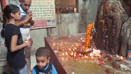 कन्नौज: कन्नौज शहर के मकरन्दनगर क्षेत्र में स्थित ब्रम्हदेव के साथ शनिदेव का यह दिव्य स्थान, देर रात पूजा-अर्चना करते दिखे भक्त
