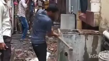 जळगाव: जळगाव शहरातील शाहूनगर ते टेकावडे गल्ली येथे महानगरपालिकेच्या अतिक्रमण निर्मूलन विभागाची कारवाई