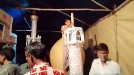 কেশপুর: রাত পোহালেই মহরমের মঞ্জিল, ছুতারগেড়িয়া এলাকাতে সুসজ্জিত তাজিয়া সাজানোর কাজ চলছে রাতভর