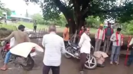 रहली: रानगिर रोड पर बाइक सवार युवक से चार पेटी अवैध शराब ज़ब्त