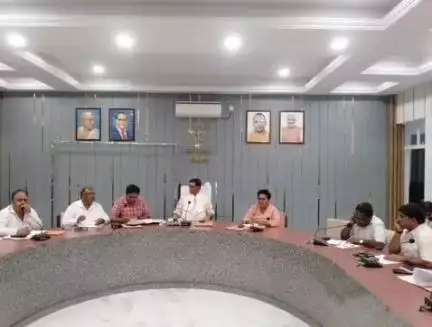 कलीनगर: वन महोत्सव के तहत पीलीभीत में लगाए जाएंगे 39 लाख 50 हजार 200 पौधे, गांधी सभागार में डीएम ने की समीक्षा