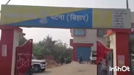 बिहटा: नेउरा के पास कार की टक्कर से बाइक सवार युवक घायल, इलाज के लिए अस्पताल में भर्ती