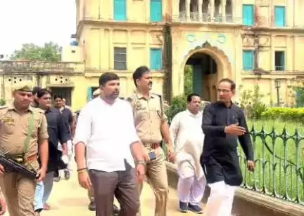 सीतापुर: महमूदाबाद में आगामी कावड़ यात्रा एवं मोहर्रम को लेकर जिलाधिकारी व पुलिस अधीक्षक ने किया किले का निरीक्षण