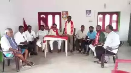 హుజూర్ నగర్: 'కార్మికుల హక్కులను కాలరాస్తోన్న కేంద్రం': గరిడేపల్లి లో సిపిఐ జిల్లా కార్యవర్గ సభ్యులు వెంకటేశ్వర్లు