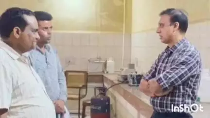 गुना: जिला पंचायत सीईओ ने अभियांत्रिकी कार्यालय और मृदा परीक्षण लैब का औचक निरीक्षण किया